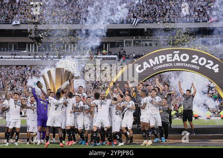 Buenos Aires, Argentine. 30 novembre 2024. Les joueurs de Botafogo célèbrent la victoire de la finale entre l'Atletico Mineiro et Botafogo à la Copa Libertadores 2024 à Buenos Aires, Argentine, le 30 novembre 2024. Crédit : Luciano Gonzalez/Xinhua/Alamy Live News Banque D'Images