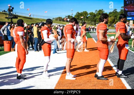 Huntsville, Texas, États-Unis. 29 novembre 2024. Senior Day pour Sam Houston State Bearkats sur le terrain au Bowers Stadium prêt à s'aligner et à être honoré. (Crédit image : © James Leyva/ZUMA Press Wire) USAGE ÉDITORIAL SEULEMENT! Non destiné à UN USAGE commercial ! Crédit : ZUMA Press, Inc/Alamy Live News Banque D'Images