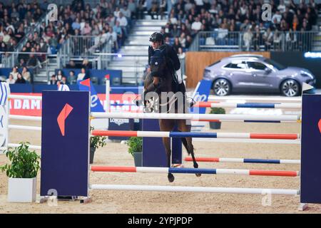 Madrid, Espagne. 30 novembre 2024. Un cavalier participe à la Madrid Horse week 2024 à l'IFEMA à Madrid, Espagne, le 30 novembre 2024. Crédit : Gustavo Valiente/Xinhua/Alamy Live News Banque D'Images