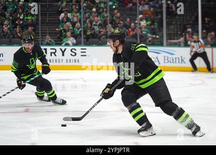 Dallas, États-Unis. 29 novembre 2024. Ilya Lyubushkin #46 des Stars de Dallas patinent avec la rondelle pendant le match contre l'Avalanche du Colorado de la saison régulière de la LNH à American Airlines Center. Score final Dallas Stars 5-3 Colorado Avalanche. Le 29 novembre 2024 à Dallas, Texas, États-Unis. (Photo de Javier Vicencio/Eyepix Group) crédit : Eyepix Group/Alamy Live News Banque D'Images