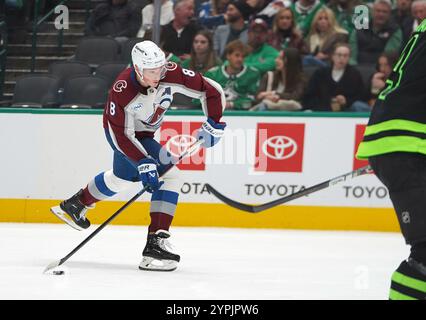 Dallas, États-Unis. 29 novembre 2024. Cale Makar #7 de Colorado Avalanche tire sur la rondelle pendant le match contre Dallas Stars de la LNH en saison régulière à American Airlines Center. Score final Dallas Stars 5-3 Colorado Avalanche. Le 29 novembre 2024 à Dallas, Texas, États-Unis. (Photo de Javier Vicencio/Eyepix Group) crédit : Eyepix Group/Alamy Live News Banque D'Images