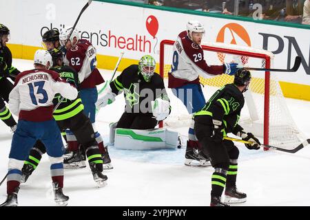 Dallas, États-Unis. 29 novembre 2024. Joueurs des Stars de Dallas et de l'Avalanche du Colorado lors du match de la saison régulière de la LNH au American Airlines Center. Score final Dallas Stars 5-3 Colorado Avalanche. Le 29 novembre 2024 à Dallas, Texas, États-Unis. (Photo de Javier Vicencio/Eyepix Group) crédit : Eyepix Group/Alamy Live News Banque D'Images