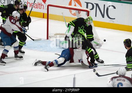 Dallas, États-Unis. 29 novembre 2024. Valeri Nichushkin #13 de Colorado Avalanche plonge pour faire un match offensif pendant le match contre Dallas Stars de la saison régulière de la LNH à American Airlines Center. Score final Dallas Stars 5-3 Colorado Avalanche. Le 29 novembre 2024 à Dallas, Texas, États-Unis. (Photo de Javier Vicencio/Eyepix Group/SIPA USA) crédit : SIPA USA/Alamy Live News Banque D'Images