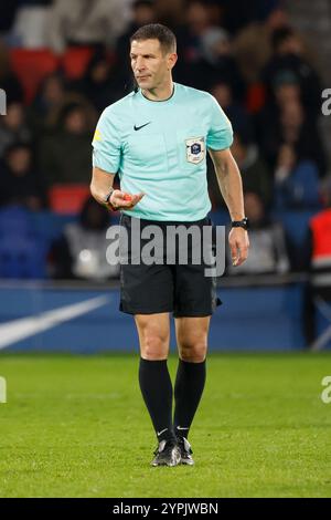 Paris, France. 30 novembre 2024. Arbitre Jeremy Stinat lors du match de Ligue 1 entre le Paris Saint-Germain (PSG) et le FC Nantes le 30 novembre 2024 au stade Parc des Princes à Paris - photo Jean Catuffe/DPPI crédit : DPPI Media/Alamy Live News Banque D'Images