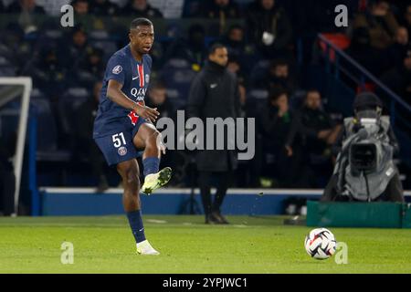 Paris, France. 30 novembre 2024. Willian Pacho du PSG lors du match de Ligue 1 entre le Paris Saint-Germain (PSG) et le FC Nantes le 30 novembre 2024 au stade Parc des Princes à Paris, France - photo Jean Catuffe/DPPI crédit : DPPI Media/Alamy Live News Banque D'Images