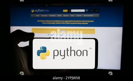 Allemagne. 17 juillet 2024. Dans cette illustration photo, une personne tient un smartphone avec le logo de l'organisation Python Software Foundation (PSF) devant la page Web. (Crédit image : © timon Schneider/SOPA images via ZUMA Press Wire) USAGE ÉDITORIAL SEULEMENT ! Non destiné à UN USAGE commercial ! Banque D'Images