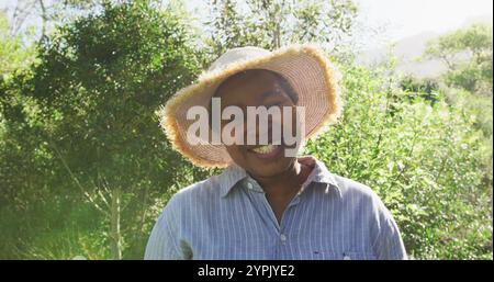 Heureuse femme afro-américaine senior regardant la caméra à l'extérieur Banque D'Images