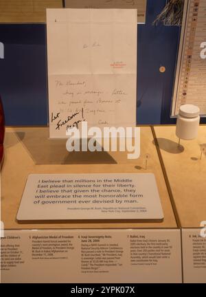 Note manuscrite de Condoleezza Rice, conseillère à la sécurité nationale, au président George W. Bush sur la souveraineté irakienne. Le président répond par "Let Banque D'Images