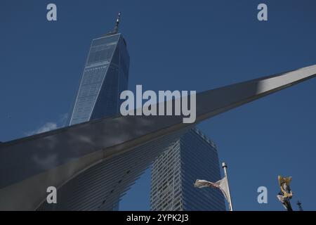 Vue du One World Trade Center et d'autres bâtiments près du centre de transport Oculus à New York, États-Unis, le 30 novembre 2024. One World Trade Center, également connu sous le nom de One WTC et Freedom Tower, est le bâtiment principal du complexe reconstruit World Trade Center à Lower Manhattan, New York. Le WTC est le plus haut bâtiment des États-Unis, le plus haut bâtiment de l'hémisphère occidental et le septième plus haut du monde. Crédit : Aashish Kiphayet/Alamy Live News Banque D'Images