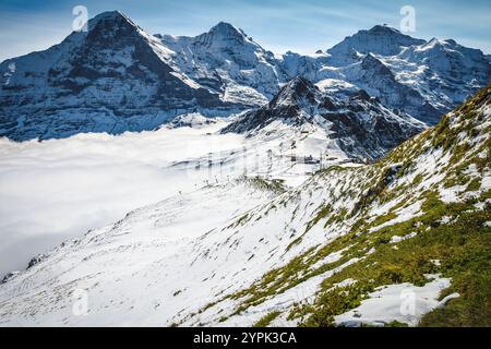 Une des stations de ski les plus pittoresques avec des gondoles sur la pente et de hautes montagnes enneigées en arrière-plan, station de Mannlichen, Grindelwald, OBE bernois Banque D'Images