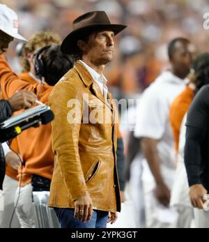 College Station, Texas, États-Unis. 30 novembre 2024. Matthew McConaughey, fan et acteur des Texas Longhorns, regarde depuis la ligne de touche pendant la première moitié du match de football universitaire entre les Texas A&M Aggies et les Texas Longhorns le 30 novembre 2024 à College Station, Texas. Texas a gagné, 17-7. (Crédit image : © Scott Coleman/ZUMA Press Wire) USAGE ÉDITORIAL SEULEMENT! Non destiné à UN USAGE commercial ! Crédit : ZUMA Press, Inc/Alamy Live News Banque D'Images