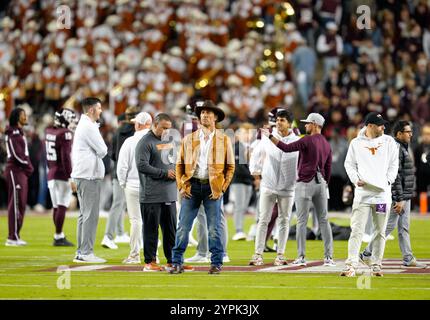 College Station, Texas, États-Unis. 30 novembre 2024. Matthew McConaughey, fan et acteur des Texas Longhorns sur le terrain pendant les échauffements avant le match de football universitaire entre les Texas A&M Aggies et les Texas Longhorns le 30 novembre 2024 à College Station, Texas. Texas a gagné, 17-7. (Crédit image : © Scott Coleman/ZUMA Press Wire) USAGE ÉDITORIAL SEULEMENT! Non destiné à UN USAGE commercial ! Crédit : ZUMA Press, Inc/Alamy Live News Banque D'Images