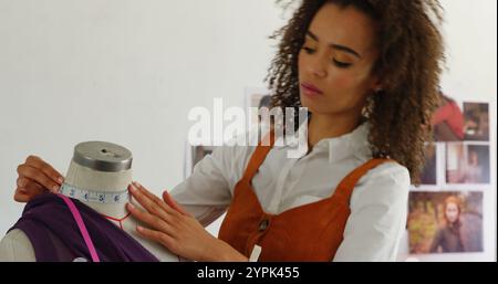 Vue avant de créatrice de mode afro-américaine travaillant dans un atelier Banque D'Images