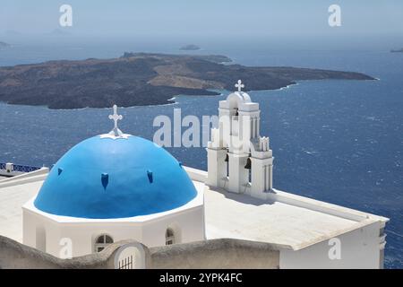 Fira, Grèce. 19 juillet 2022. L'église de l'Ascension de la Bienheureuse Vierge Marie, à Fira, sur l'île de Santorin dans les Cyclades, en Grèce, également connue sous le nom d'église catholique de la Dormition ou l'église des trois cloches. (Photo par Apolline Guillerot-Malick/SOPA images/Sipa USA) crédit : Sipa USA/Alamy Live News Banque D'Images