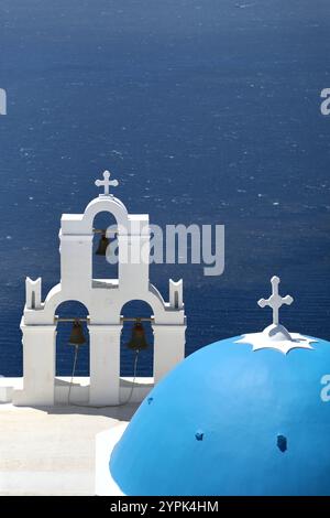 Fira, Grèce. 19 juillet 2022. L'église de l'Ascension de la Bienheureuse Vierge Marie, à Fira, sur l'île de Santorin dans les Cyclades, en Grèce, également connue sous le nom d'église catholique de la Dormition ou l'église des trois cloches. (Photo par Apolline Guillerot-Malick/SOPA images/Sipa USA) crédit : Sipa USA/Alamy Live News Banque D'Images