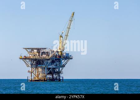 Vieille plate-forme de forage abandonnée rouillée dans l'océan près des îles Anglo-Normandes, Californie Banque D'Images