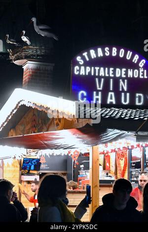 Strasbourg, France. 30 novembre 2024. Le marché de Noël 2024 à Strasbourg a commencé, avec son célèbre grand sapin de Noël et ses différents marchés. La capitale alsacienne devrait accueillir plus de 3 millions de visiteurs jusqu’à fin décembre. 30 novembre 2024, Strasbourg Nord-est de la France. Photo de Nicolas Roses/ABACAPRESS. COM Credit : Abaca Press/Alamy Live News Banque D'Images