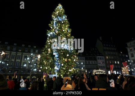 Strasbourg, France. 30 novembre 2024. Le marché de Noël 2024 à Strasbourg a commencé, avec son célèbre grand sapin de Noël et ses différents marchés. La capitale alsacienne devrait accueillir plus de 3 millions de visiteurs jusqu’à fin décembre. 30 novembre 2024, Strasbourg Nord-est de la France. Photo de Nicolas Roses/ABACAPRESS. COM Credit : Abaca Press/Alamy Live News Banque D'Images