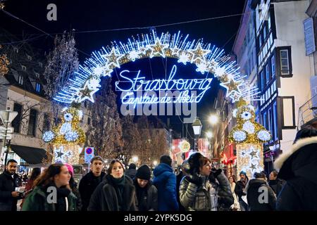 Strasbourg, France. 30 novembre 2024. Le marché de Noël 2024 à Strasbourg a commencé, avec son célèbre grand sapin de Noël et ses différents marchés. La capitale alsacienne devrait accueillir plus de 3 millions de visiteurs jusqu’à fin décembre. 30 novembre 2024, Strasbourg Nord-est de la France. Photo de Nicolas Roses/ABACAPRESS. COM Credit : Abaca Press/Alamy Live News Banque D'Images