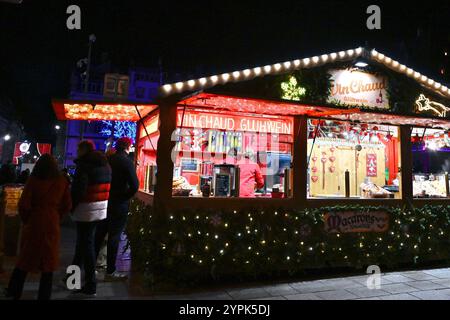 Strasbourg, France. 30 novembre 2024. Le marché de Noël 2024 à Strasbourg a commencé, avec son célèbre grand sapin de Noël et ses différents marchés. La capitale alsacienne devrait accueillir plus de 3 millions de visiteurs jusqu’à fin décembre. 30 novembre 2024, Strasbourg Nord-est de la France. Photo de Nicolas Roses/ABACAPRESS. COM Credit : Abaca Press/Alamy Live News Banque D'Images