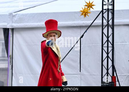 Strasbourg, France. 30 novembre 2024. Le marché de Noël 2024 à Strasbourg a commencé, avec son célèbre grand sapin de Noël et ses différents marchés. La capitale alsacienne devrait accueillir plus de 3 millions de visiteurs jusqu’à fin décembre. 30 novembre 2024, Strasbourg Nord-est de la France. Photo de Nicolas Roses/ABACAPRESS. COM Credit : Abaca Press/Alamy Live News Banque D'Images