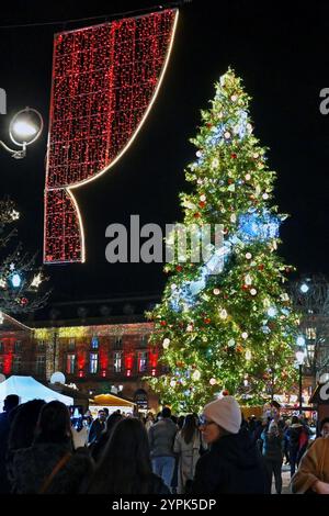 Strasbourg, France. 30 novembre 2024. Le marché de Noël 2024 à Strasbourg a commencé, avec son célèbre grand sapin de Noël et ses différents marchés. La capitale alsacienne devrait accueillir plus de 3 millions de visiteurs jusqu’à fin décembre. 30 novembre 2024, Strasbourg Nord-est de la France. Photo de Nicolas Roses/ABACAPRESS. COM Credit : Abaca Press/Alamy Live News Banque D'Images