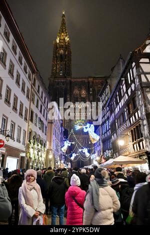 Strasbourg, France. 30 novembre 2024. Le marché de Noël 2024 à Strasbourg a commencé, avec son célèbre grand sapin de Noël et ses différents marchés. La capitale alsacienne devrait accueillir plus de 3 millions de visiteurs jusqu’à fin décembre. 30 novembre 2024, Strasbourg Nord-est de la France. Photo de Nicolas Roses/ABACAPRESS. COM Credit : Abaca Press/Alamy Live News Banque D'Images