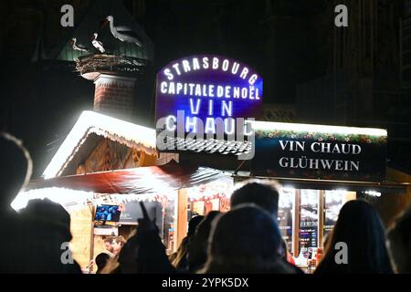 Strasbourg, France. 30 novembre 2024. Le marché de Noël 2024 à Strasbourg a commencé, avec son célèbre grand sapin de Noël et ses différents marchés. La capitale alsacienne devrait accueillir plus de 3 millions de visiteurs jusqu’à fin décembre. 30 novembre 2024, Strasbourg Nord-est de la France. Photo de Nicolas Roses/ABACAPRESS. COM Credit : Abaca Press/Alamy Live News Banque D'Images