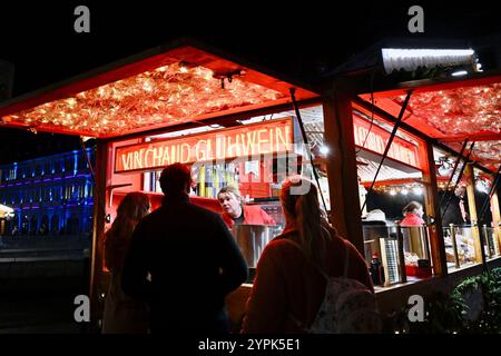 Strasbourg, France. 30 novembre 2024. Le marché de Noël 2024 à Strasbourg a commencé, avec son célèbre grand sapin de Noël et ses différents marchés. La capitale alsacienne devrait accueillir plus de 3 millions de visiteurs jusqu’à fin décembre. 30 novembre 2024, Strasbourg Nord-est de la France. Photo de Nicolas Roses/ABACAPRESS. COM Credit : Abaca Press/Alamy Live News Banque D'Images