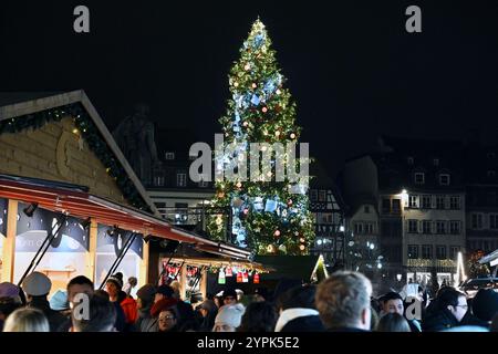 Strasbourg, France. 30 novembre 2024. Le marché de Noël 2024 à Strasbourg a commencé, avec son célèbre grand sapin de Noël et ses différents marchés. La capitale alsacienne devrait accueillir plus de 3 millions de visiteurs jusqu’à fin décembre. 30 novembre 2024, Strasbourg Nord-est de la France. Photo de Nicolas Roses/ABACAPRESS. COM Credit : Abaca Press/Alamy Live News Banque D'Images