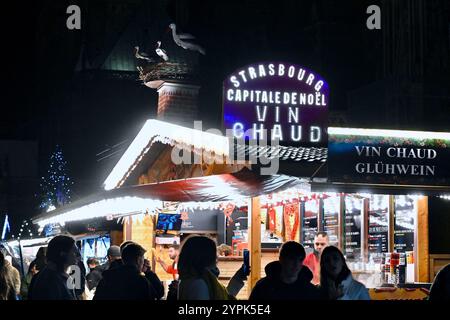 Strasbourg, France. 30 novembre 2024. Le marché de Noël 2024 à Strasbourg a commencé, avec son célèbre grand sapin de Noël et ses différents marchés. La capitale alsacienne devrait accueillir plus de 3 millions de visiteurs jusqu’à fin décembre. 30 novembre 2024, Strasbourg Nord-est de la France. Photo de Nicolas Roses/ABACAPRESS. COM Credit : Abaca Press/Alamy Live News Banque D'Images