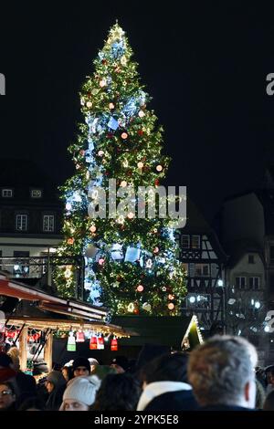 Strasbourg, France. 30 novembre 2024. Le marché de Noël 2024 à Strasbourg a commencé, avec son célèbre grand sapin de Noël et ses différents marchés. La capitale alsacienne devrait accueillir plus de 3 millions de visiteurs jusqu’à fin décembre. 30 novembre 2024, Strasbourg Nord-est de la France. Photo de Nicolas Roses/ABACAPRESS. COM Credit : Abaca Press/Alamy Live News Banque D'Images