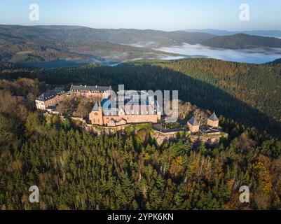 VUE AÉRIENNE. Abbaye de Mont-Sainte-Odile (alias Abbaye de Hohenbourg) sur une montagne dans les Vosges orientales. Ottrott, Bas-Rhin, Alsace, France. Banque D'Images