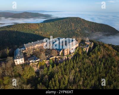 VUE AÉRIENNE. Abbaye de Mont-Sainte-Odile (alias Abbaye de Hohenbourg) sur une montagne dans les Vosges orientales. Ottrott, Bas-Rhin, Alsace, France. Banque D'Images