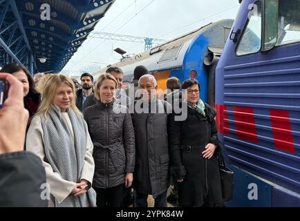 Kiew, Ukraine. 1er décembre 2024. Le nouveau président du Conseil de l'UE, António Costa, la nouvelle haute représentante de l'UE pour les affaires étrangères, Kaja Kallas (2e en partant de la gauche), et la nouvelle commissaire européenne à l'élargissement, Marta Kos (à droite), arrivent dans la capitale ukrainienne Kiev pour une visite quelques heures après leur entrée en fonction et sont accueillis par le vice-premier ministre Olha Stefanischyna. Crédit : Ansgar Haase/dpa/Alamy Live News Banque D'Images