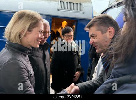 Kiew, Ukraine. 1er décembre 2024. Le nouveau Haut Représentant de l'UE pour les affaires étrangères, Kaja Kallas (l), est accueilli par le vice-ministre ukrainien des affaires étrangères, Perebyinis Yevhen, quelques heures après son entrée en fonction lors d'une visite à Kiev, la capitale ukrainienne. Crédit : Ansgar Haase/dpa/Alamy Live News Banque D'Images