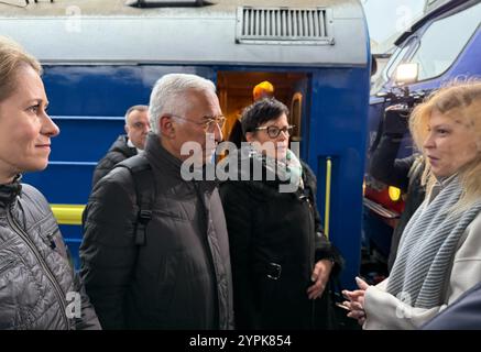 Kiew, Ukraine. 1er décembre 2024. Le nouveau président du Conseil de l'UE, António Costa (à gauche), la nouvelle haute représentante de l'UE pour les affaires étrangères, Kaja Kallas (à gauche), et la nouvelle commissaire européenne à l'élargissement, Marta Kos (à droite), arrivent dans la capitale ukrainienne Kiev quelques heures après leur prise de fonctions et sont accueillis par la vice-première ministre Olha Stefanischyna (à droite). Crédit : Ansgar Haase/dpa/Alamy Live News Banque D'Images