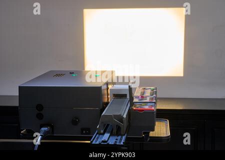 Projecteur de diapositives double utilisé avec image blanche blanche sur le mur Banque D'Images