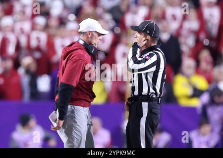 Baton Rouge, États-Unis. 30 novembre 2024. Brent Venables, l'entraîneur-chef des Oklahoma Sooners, parle d'un arbitre pendant la seconde moitié d'un match de football universitaire de la Southeastern Conference au Tiger Stadium le samedi 30 novembre 2024 à Baton Rouge, en Louisiane. (Photo de Peter G. Forest/Sipa USA) crédit : Sipa USA/Alamy Live News Banque D'Images