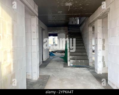 Vue intérieure d'un nouveau bâtiment avec escalier en béton, concept de construction de noyau et de coquille. Banque D'Images