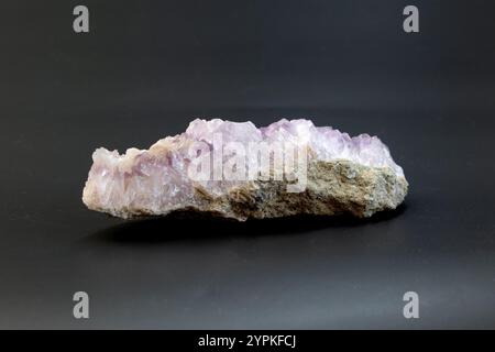 ensemble de diverses pierres minérales naturelles améthystes et pierres précieuses sur fond de papier noir vue de dessus Banque D'Images