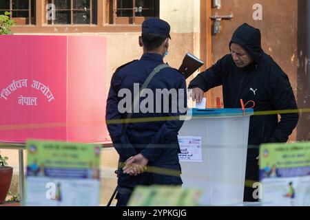 Le 1er décembre 2024, à Katmandou, Népal. Un homme vote au bureau de vote lors de l'élection partielle locale au Népal. Selon la Commission électorale du Népal, un total de 44 sièges vacants sont disponibles à pourvoir dans tout le pays. (Photo de Abhishek Maharjan/Sipa USA) crédit : Sipa USA/Alamy Live News Banque D'Images