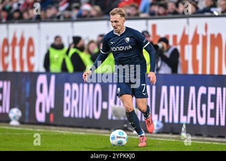 Augsbourg, Allemagne. 30 novembre 2024. Football : Bundesliga, FC Augsburg - VfL Bochum, Journée 12, WWK-Arena. Lukas Daschner de Bochum en action. Crédit : Harry Langer/dpa - REMARQUE IMPORTANTE : conformément aux règlements de la DFL German Football League et de la DFB German Football Association, il est interdit d'utiliser ou de faire utiliser des photographies prises dans le stade et/ou du match sous forme d'images séquentielles et/ou de séries de photos de type vidéo./dpa/Alamy Live News Banque D'Images