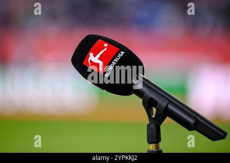 Augsbourg, Allemagne. 30 novembre 2024. Football : Bundesliga, FC Augsburg - VfL Bochum, Journée 12, WWK-Arena. Microphone avec logo Bundesliga. Crédit : Harry Langer/dpa - REMARQUE IMPORTANTE : conformément aux règlements de la DFL German Football League et de la DFB German Football Association, il est interdit d'utiliser ou de faire utiliser des photographies prises dans le stade et/ou du match sous forme d'images séquentielles et/ou de séries de photos de type vidéo./dpa/Alamy Live News Banque D'Images