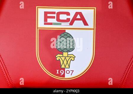 Augsbourg, Allemagne. 30 novembre 2024. Football : Bundesliga, FC Augsburg - VfL Bochum, Journée 12, WWK-Arena. Logo FCA . Crédit : Harry Langer/dpa - REMARQUE IMPORTANTE : conformément aux règlements de la DFL German Football League et de la DFB German Football Association, il est interdit d'utiliser ou de faire utiliser des photographies prises dans le stade et/ou du match sous forme d'images séquentielles et/ou de séries de photos de type vidéo./dpa/Alamy Live News Banque D'Images