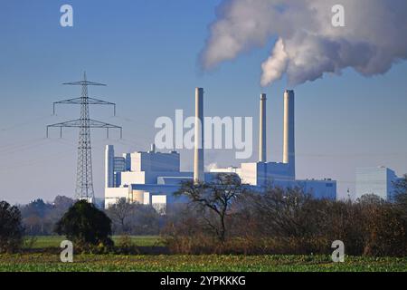 Unterfoehring, Deutschland. 30 novembre 2024. Centrale combinée de chaleur et d'électricité Munich Nord. Centrale électrique au charbon, centrale électrique au charbon, fumée, fumées, fumées, cheminées, pylônes électriques. La centrale de cogénération Nord est une centrale exploitée par la société de services publics de Munich depuis 1964 et est une centrale de cogénération. Crédit : dpa/Alamy Live News Banque D'Images