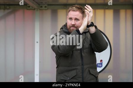 Le nouveau manager de Crawley Town, Rob Elliot, lors du match de 2e tour de la FA Cup entre Crawley Town et Lincoln City au Broadfield Stadium de Crawley. Banque D'Images