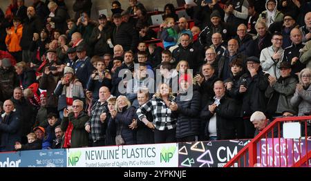 Les fans de Crawley Town lors du match de 2e tour de la FA Cup entre Crawley Town et Lincoln City au Broadfield Stadium de Crawley. Banque D'Images