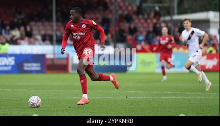 Ade Adeyemo de Crawley Town lors du match de 2e tour de FA Cup entre Crawley Town et Lincoln City au Broadfield Stadium de Crawley. Banque D'Images