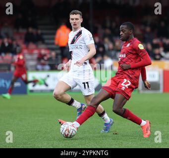 Ade Adeyemo de Crawley Town lors du match de 2e tour de FA Cup entre Crawley Town et Lincoln City au Broadfield Stadium de Crawley. Banque D'Images